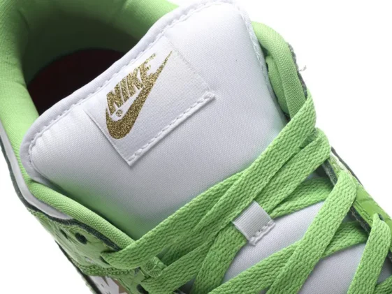 Dunk Low Supreme Stars Mean Green Reps